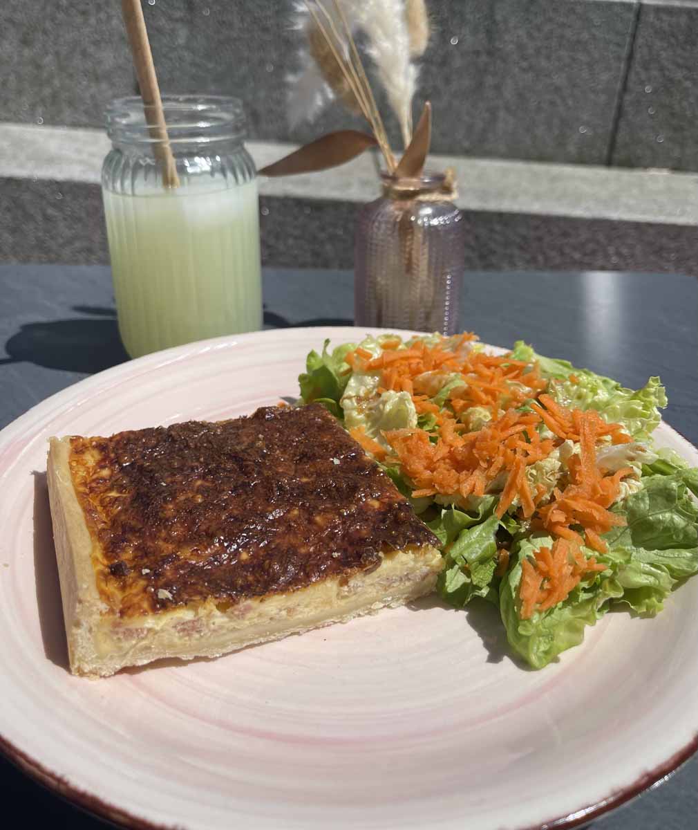 Quiche maison avec la salade divonne-les-bains