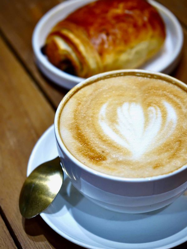 Latte art et pain au chocolat - Coffee shop Divonne-les-Bains.